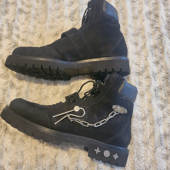 Mens Authentic Louis Vuitton Boots - Picture 4 of 13